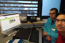 Michael (links im Bild) und Richard leben im gemeinschaftlichen Wohnen Webereck der Lebenshilfe Ostallgäu. Sie informieren sich auf der neuen Internetseite der Offenen Behindertenarbeit Kaufbeuren-Ostallgäu über die Angebote. Foto: Lebenshilfe Ostallgäu