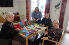 Bewohner gestalten Osterdekoration im Seniorenheim St. Martin