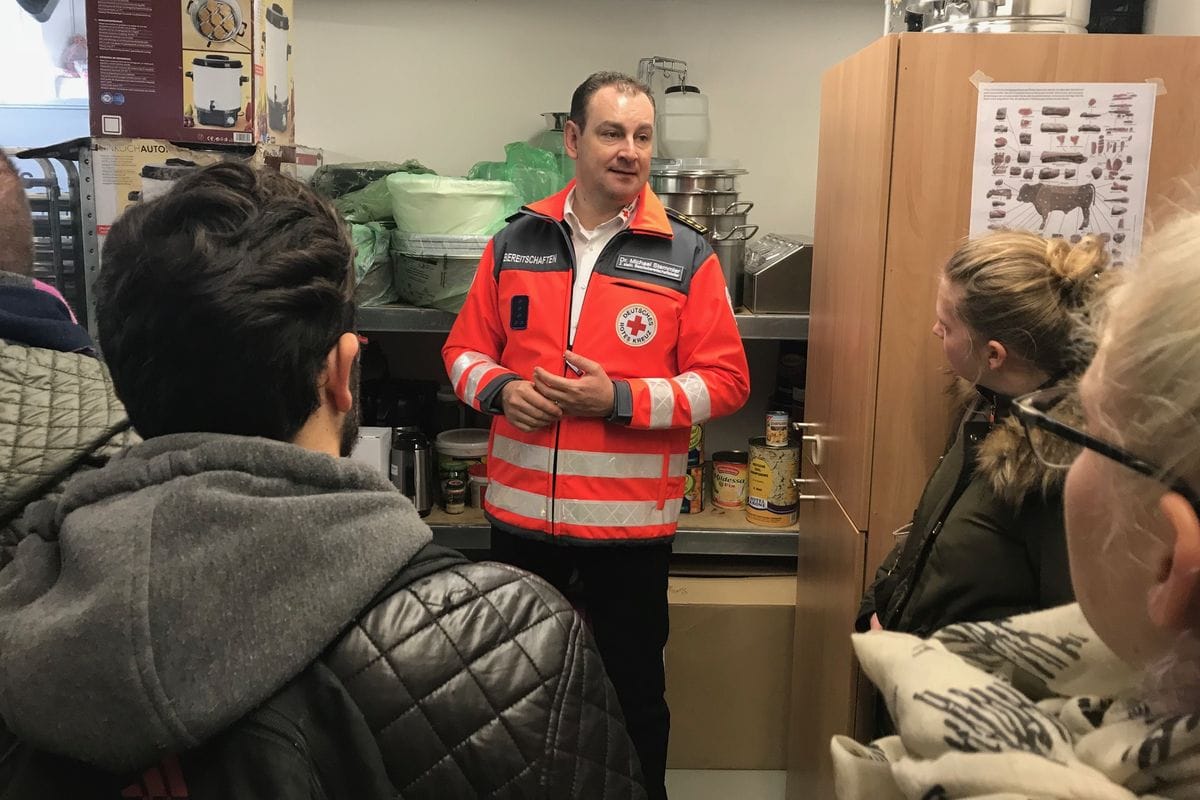 Dr. Michael Stemmler gibt den Auszubildenden einen Einblick in die Speisekammer der hauseigenen Bereitschaftsküche.