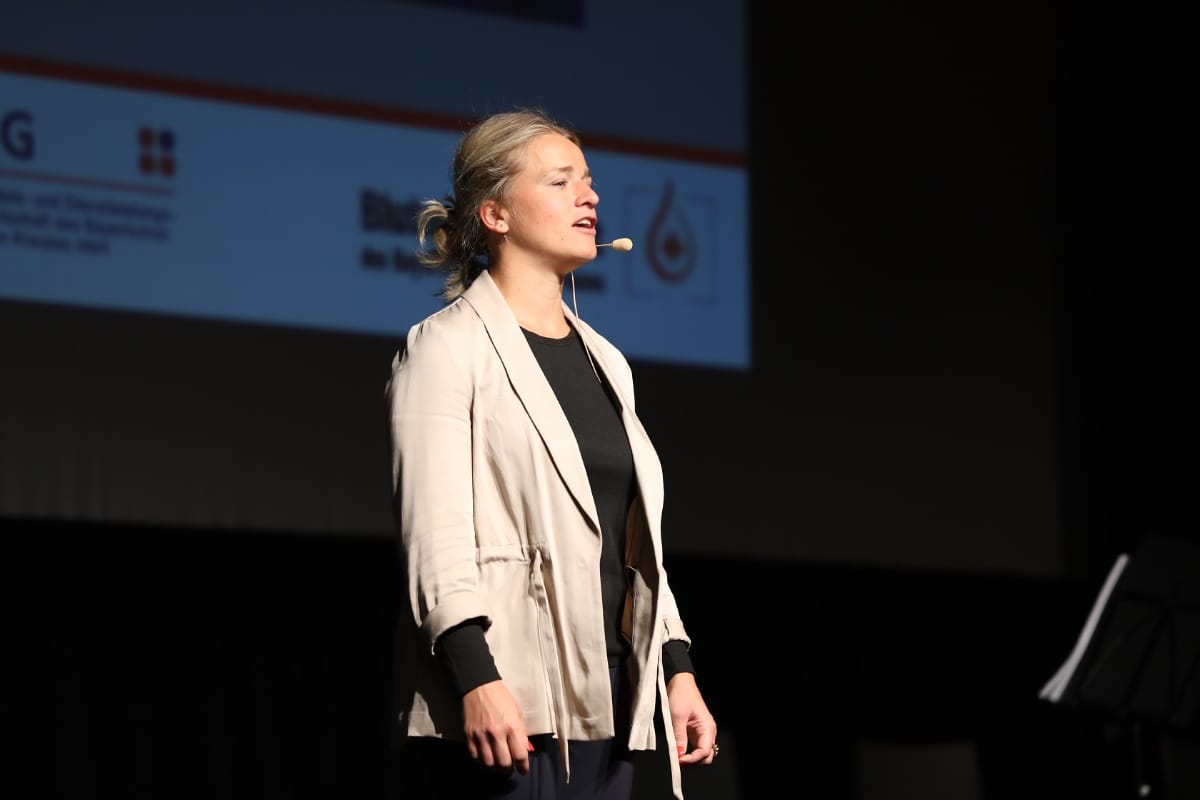 Verena Bentele, Präsidentin des Sozialverbandes VdK, berichtete von ihren Erfahrungen und dem Umgang mit Höhen und Tiefen als erfolgreiche Weltmeisterin und Paralympics-Siegerin im Biathlon und Skilanglauf. Fotos: Sohrab Taheri-Sohi / BRK
