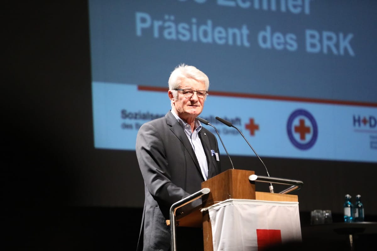 Am Starttag Ausbildung des Bayerischen Roten Kreuzes in Fürth erfuhren die Auszubildenden des Kreisverbands Ostallgäu eine besondere Wertschätzung von BRK-Präsident Theo Zellner zum Auftakt ihres Berufslebens. Fotos: Sohrab Taheri-Sohi / BRK