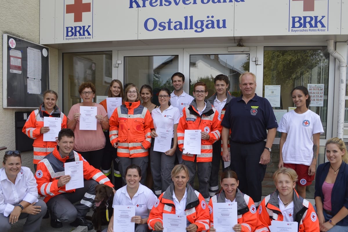Die Teilnehmer befassten sich eine Woche lang intensiv mit dem Thema Erste Hilfe. Foto: Stephan Insam