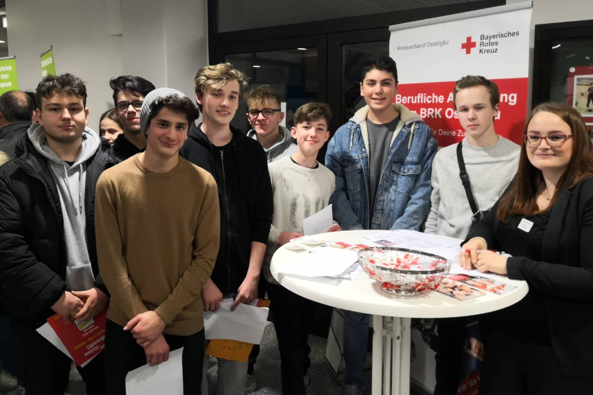Auszubildende Monika Rück (rechts) gab den Schülern einen Einblick in ihren spannenden Alltag beim BRK.