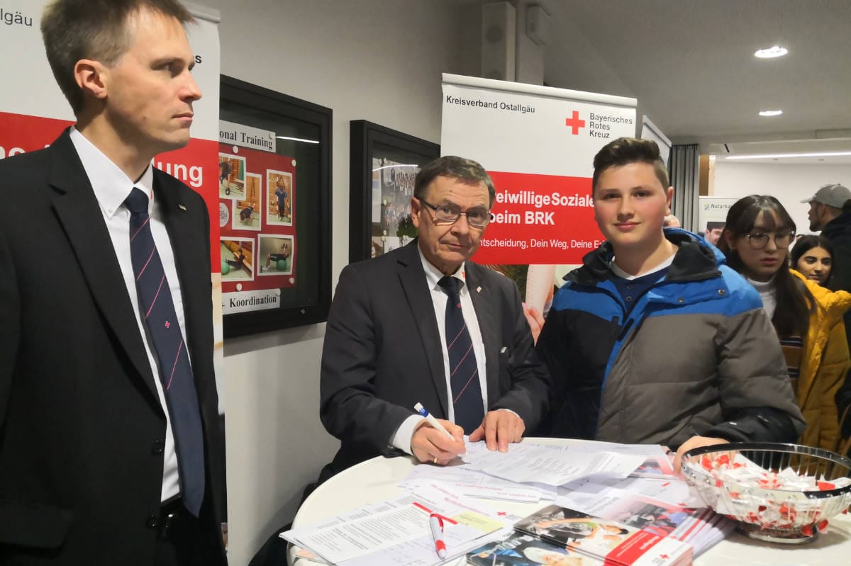 Personalleiter Werner Ehrmanntraut (Mitte) und sein Stellvertreter Ralf Skoog (links) im Gepräch mit einem interessierten Schüler. Foto: Jürgen Schwarz