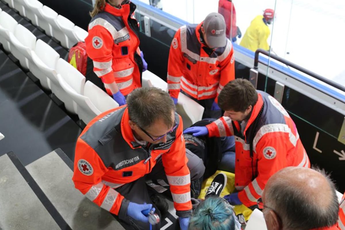 Dank regelmäßiger Übungen weiß jeder Helfer im Einsatz genau, was zu tun ist. Bei der Probe für den Ernstfall im Kaufbeurer Eisstadion machten sich die Einsatzkräfte mit den Bedingungen auf den Rängen vertraut. Foto:  Marvin Gorke/BRK Bereitschaft KF