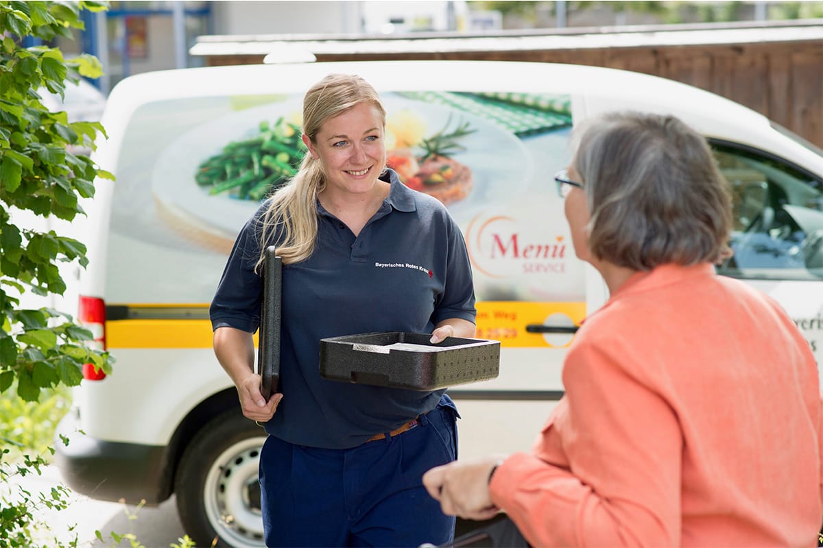 Viele Kunden im Ostallgäu nutzen den regelmäßigen Menüservice des Bayerischen Roten Kreuzes. Das Angebot „Essen auf Rädern“ feiert heuer das 40. Jubiläum. Foto: Thomas Plettenberg BRK